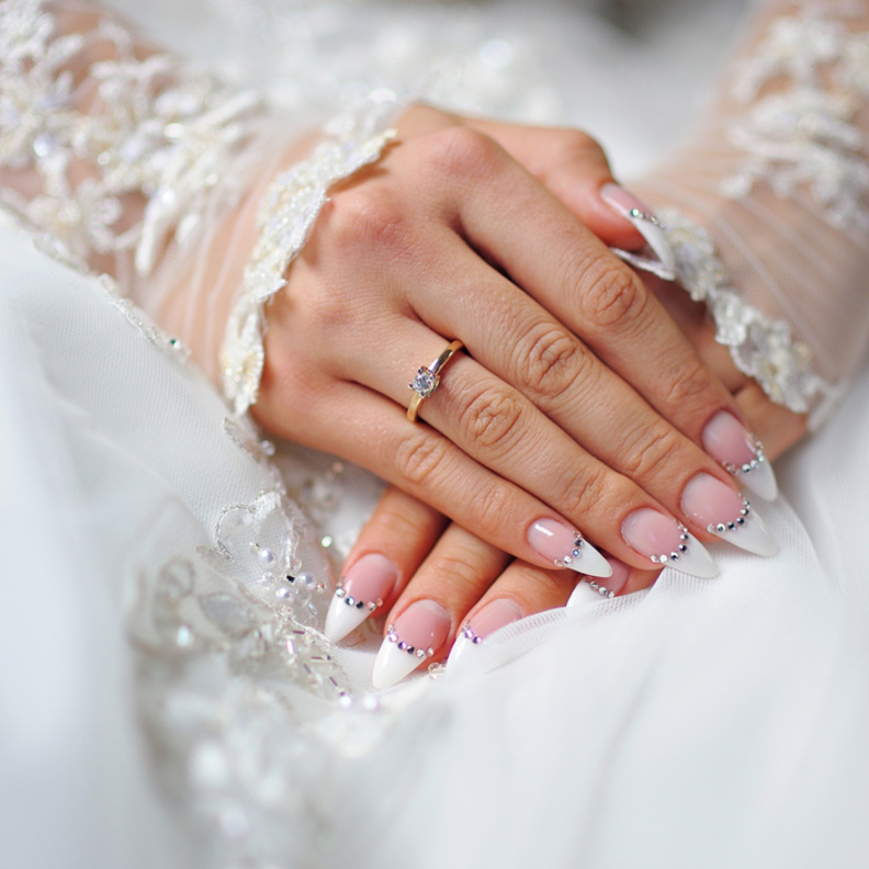 خلطات طبيعية للعناية بأظافر القدمين قبل الزفاف