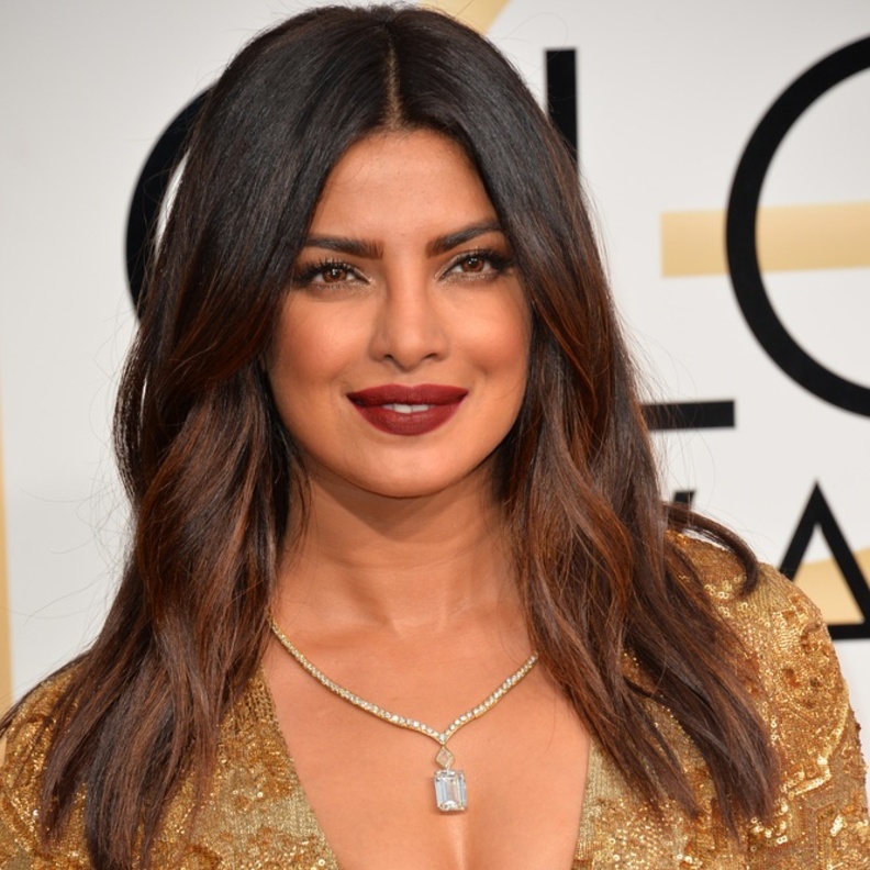 تسريحات شعر ناعمة من وحي النجمات العالميات