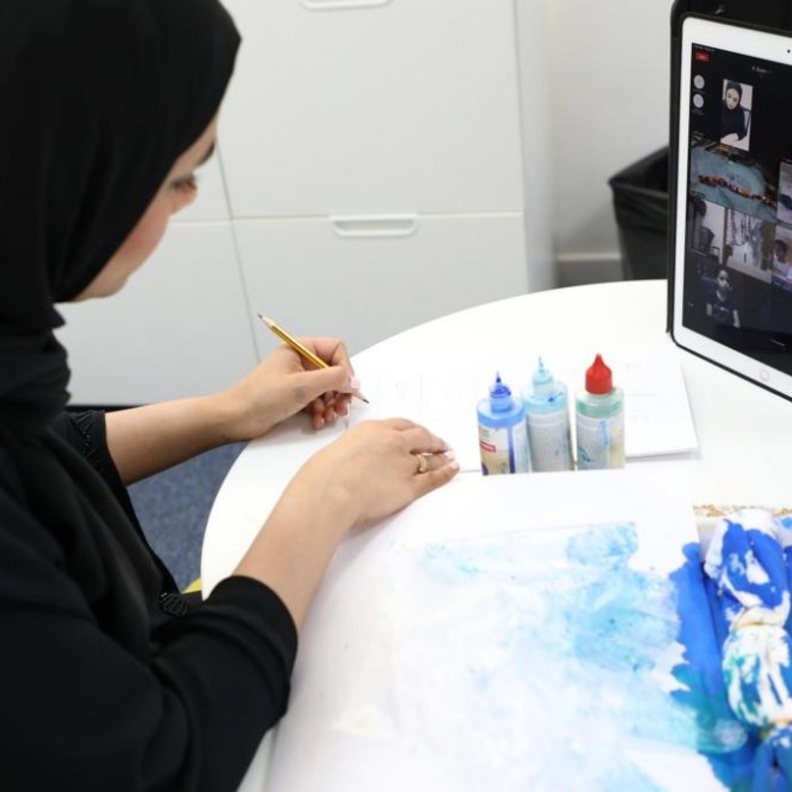 خريجات برنامج المرشدة الصغيرة يعلّمن أطفال الشارقة لصعوبات التعليم المهارات الفنية والحرفية