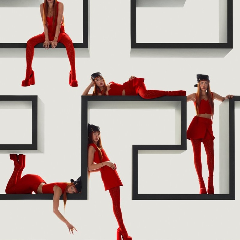 CHANEL  استعانت بصديقة الدار وعارضة الأزياء Ola Rudnicka كوجه لحملة CHANEL  لماقبل خريف وشتاء 2021 تحت إدارة عدسة المصور الفوتوغرافي Valentin Giacobetti  