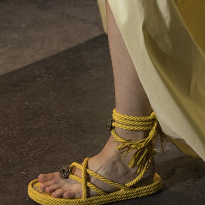 الأسود مع القاعدة باللون البني بتصميم شبابي من Alberta Ferretti