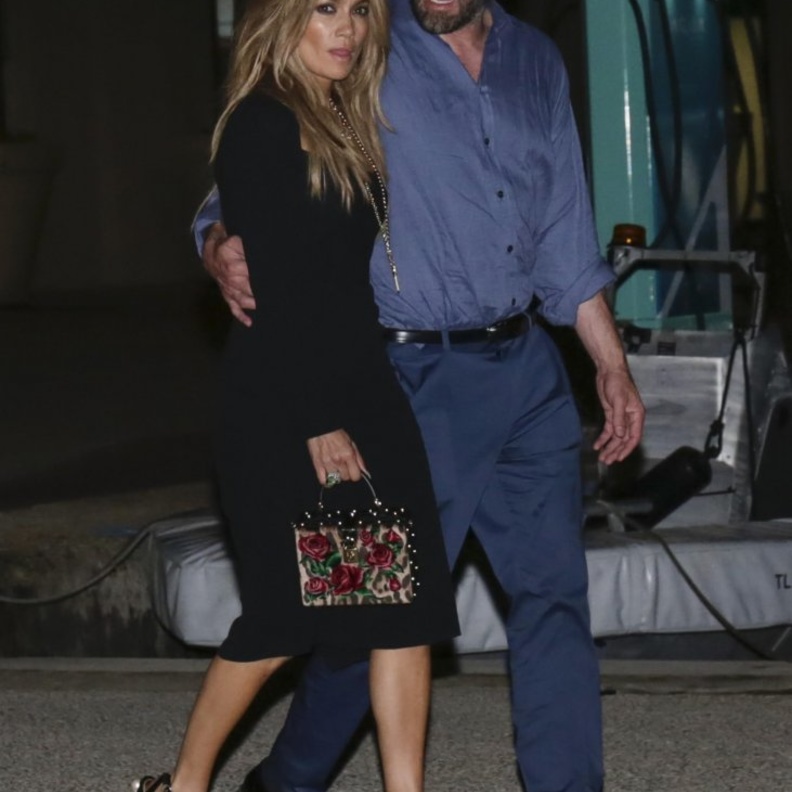 اطلالة جينفر لوبيز باللون الاسود بفستان اسود حمل توقيع دار Dolce & Gabbana