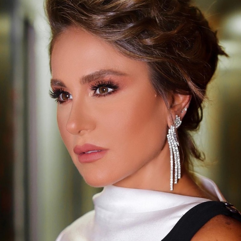 تسريحات شعر قصير للصبايا مسحوبة الى الخلف على طريقة ديمة قندلفت -الصورة من حسابها على انستغرام