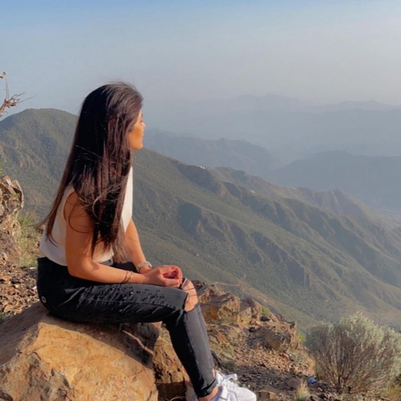 إطلالة زارا البلوشي وسط قمم الجبال