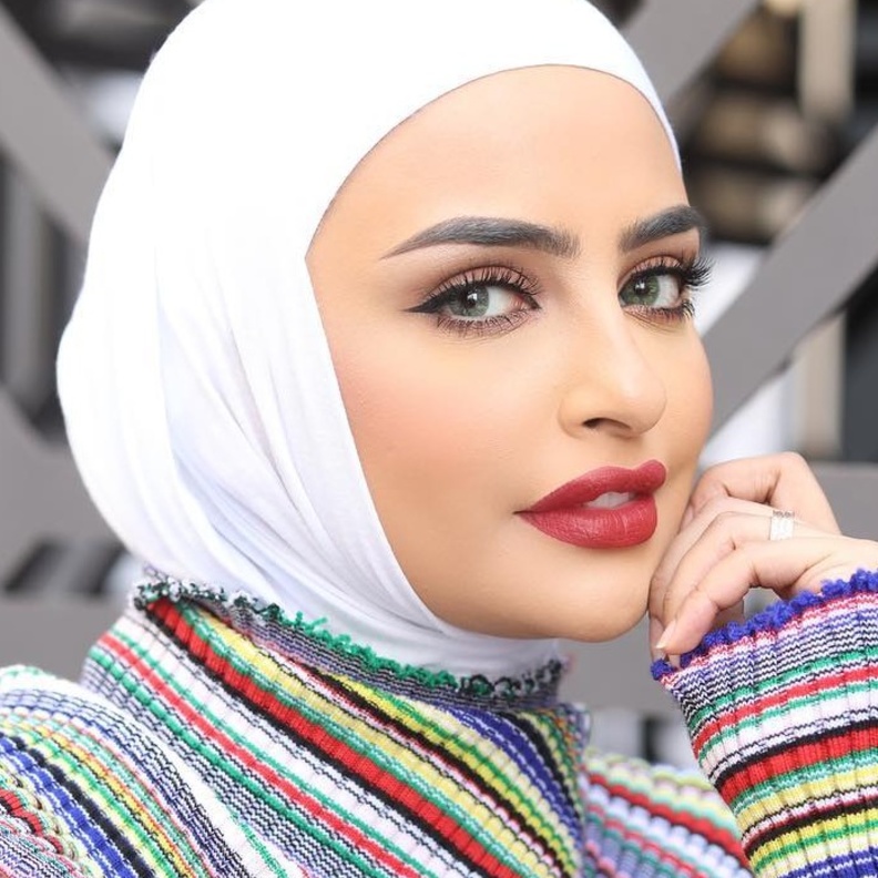 رسمات مكياج ناعم مع الآيلاينر الرفيع من مدونات الجمال المحجبات