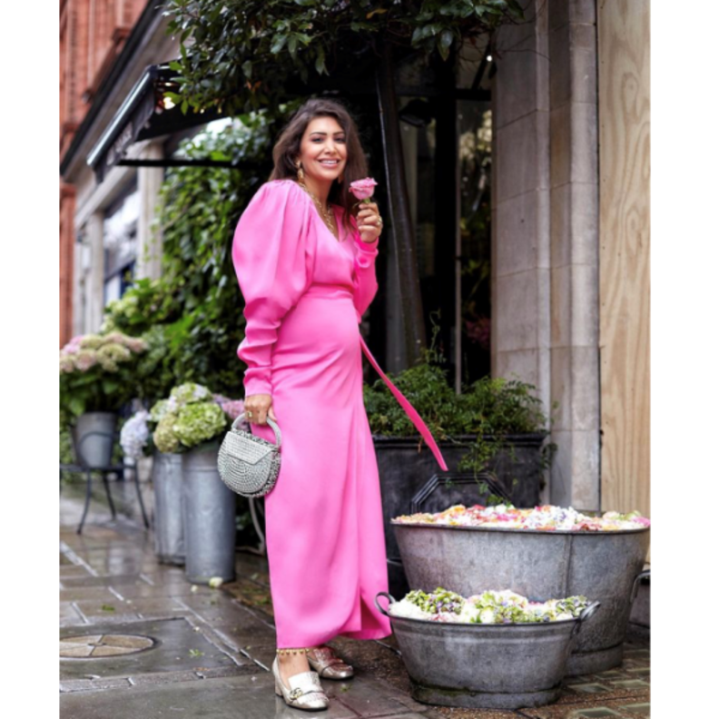 أطلت بفستان زهري مصمم بأكتاف منفوخة نسّقته مع الحذاء باللون الذهبي من Gucci