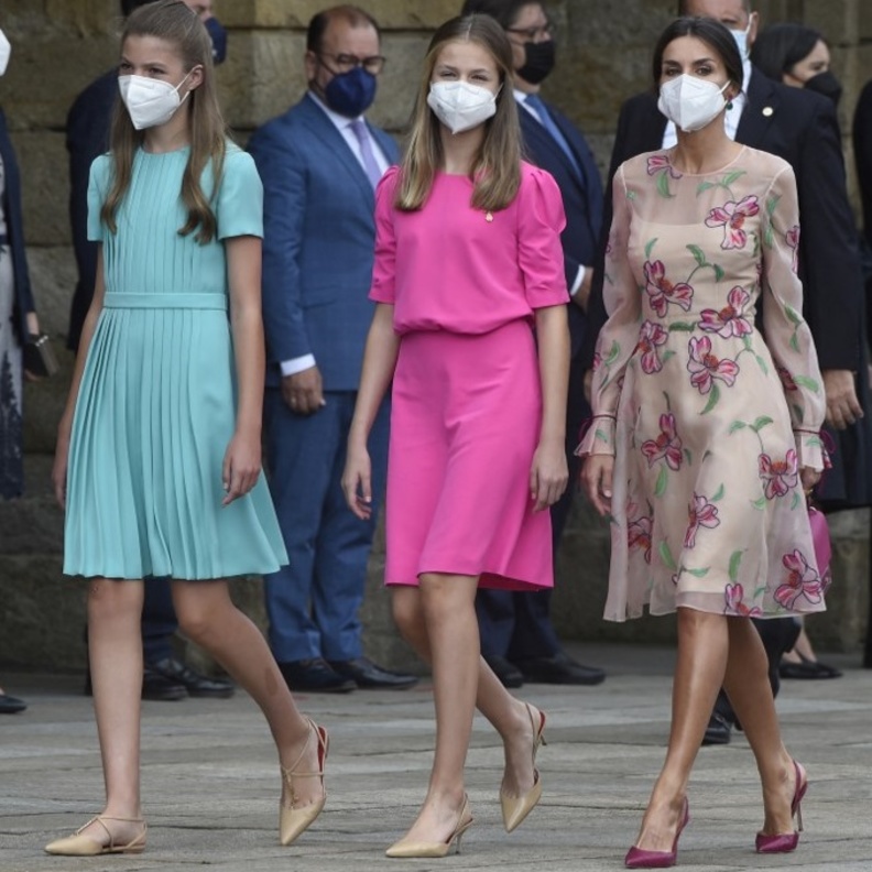 احدث اطلالات الملكة ليتيزيا بالفستان المطبع بالورود