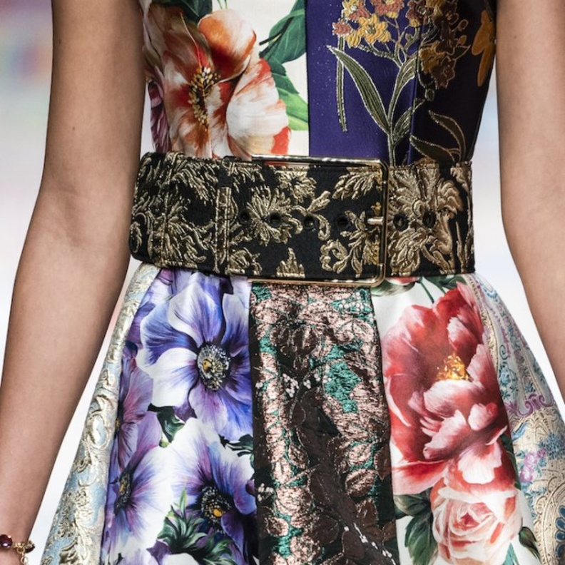 حزام جذاب بلون البيج مع الابزيم البارز بشكل الوردة من Alberta Ferretti