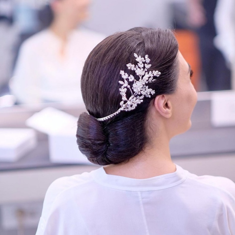  تسريحات شعر راقية للعروس مع الكعكة المنخفضة بتوقيع مصفف الشعر فيكتور كيروز