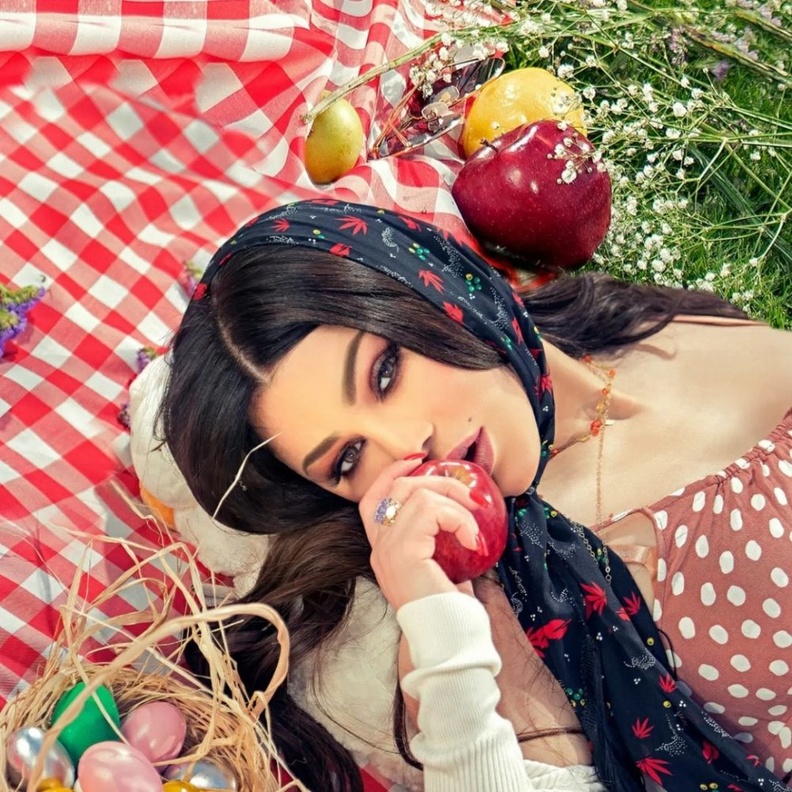 هيفاء وهبي بالوشاح - الصورة من حسابها على انستجرام