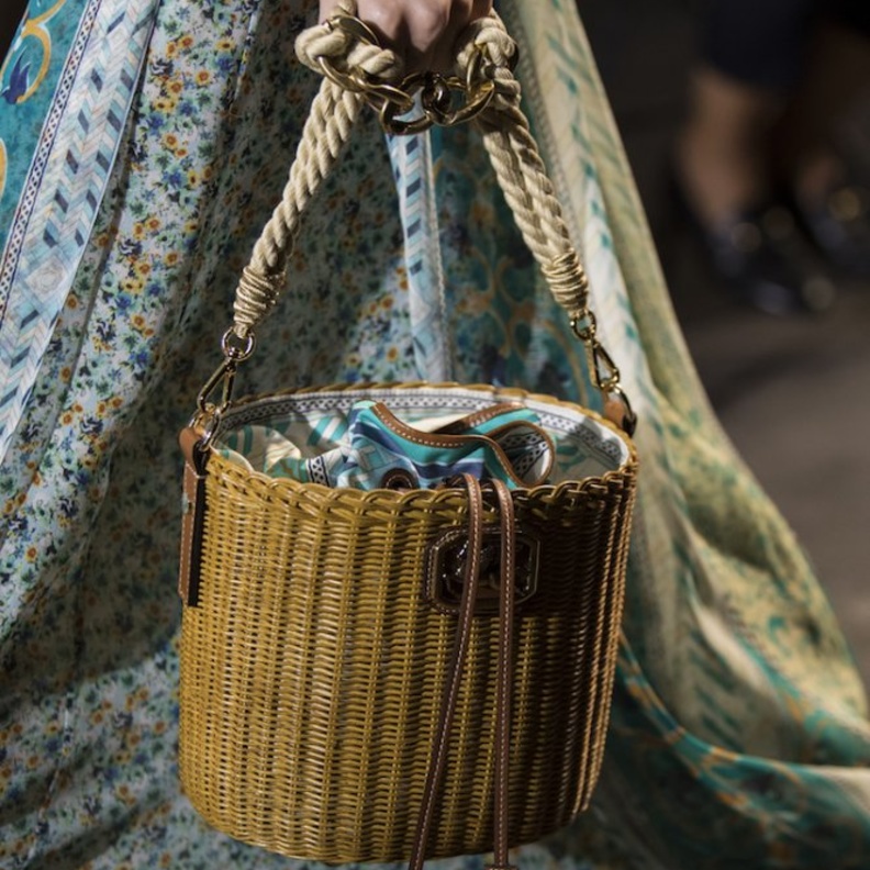 حقيبة شبابية بالحبال والأحجار بألوان أنيقة من Alberta Ferretti