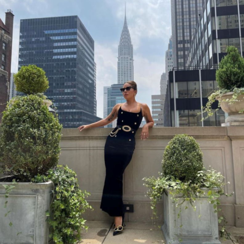 بدت إطلالة ليدي غاغا ساحرة بفستان أسود من مجموعة Alessandra Rich تميّز بأناقته الكلاسيكية الخالدة