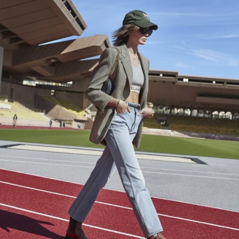 الألوان المماثلة من الدينم لإطلالة ممشوقة بتصميمات Ami Alexandre  Mattiussi