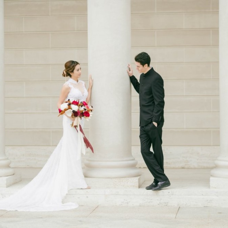 خلاف بين عروس وصديقتها التي أرادت التقاط صور خطبتها في حفل الزفاف East Meets Dress