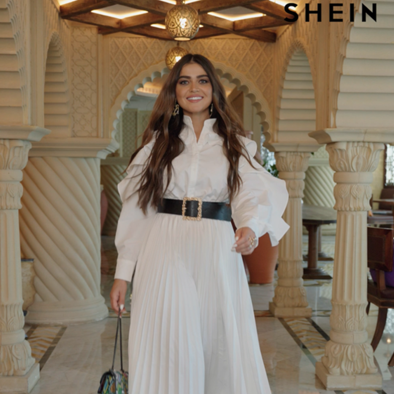 للإطلالة الأولى، اختارت لين فستان طويل بنمط قميص مع أزرار أمامية، مطبّع بأوراق استوائية  من SHEIN