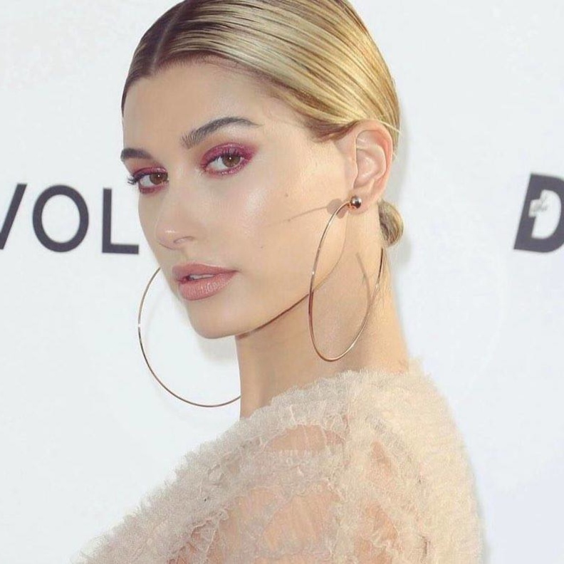  اطلالات هايلي بيبر الجمالية مع المكياج الملون- الصورة من حسابها على انستغرام