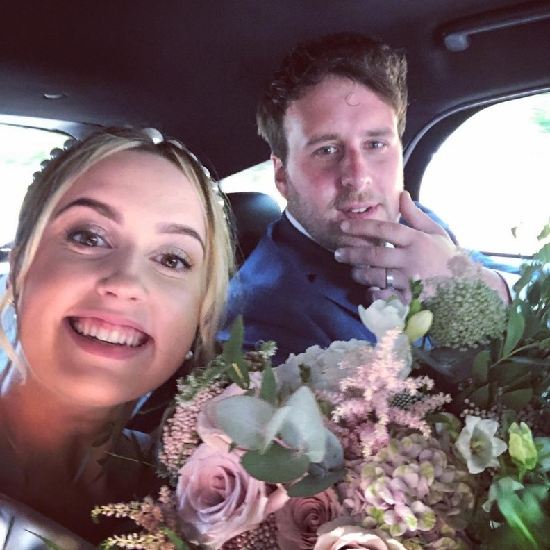 العريس أوقع خاتم زفافه في بحيرة ويندرمير أثناء السباحة