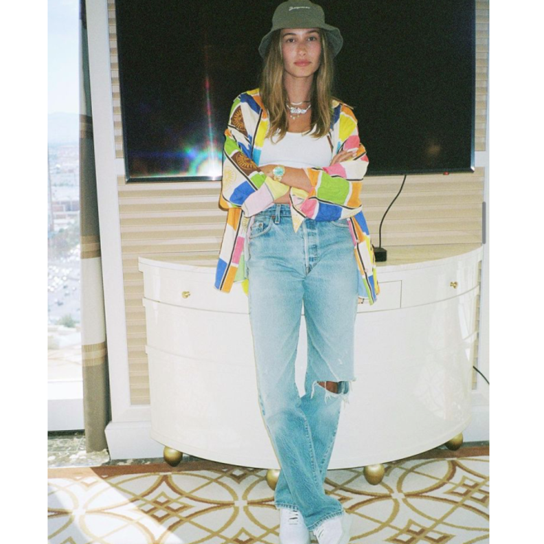 إختارت البنطلون الدنيم الواسع ونسّقت معه القميص المزينة بالمربعات الملونة من Versace