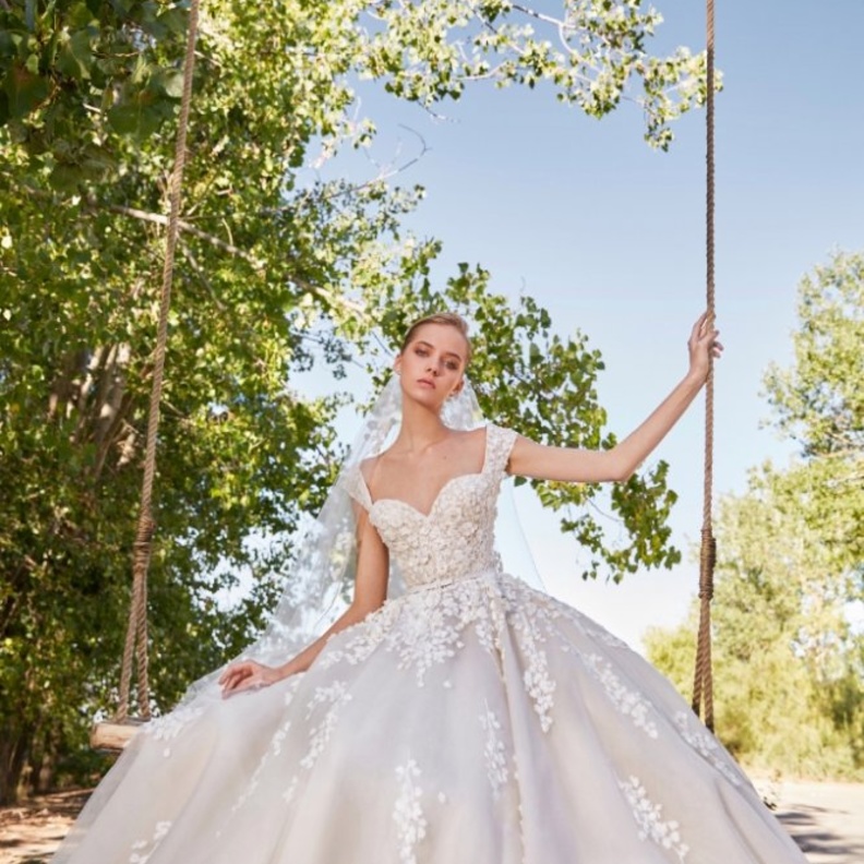 فساتين زفاف ملكية من مجموعة ايلي صعب 2021