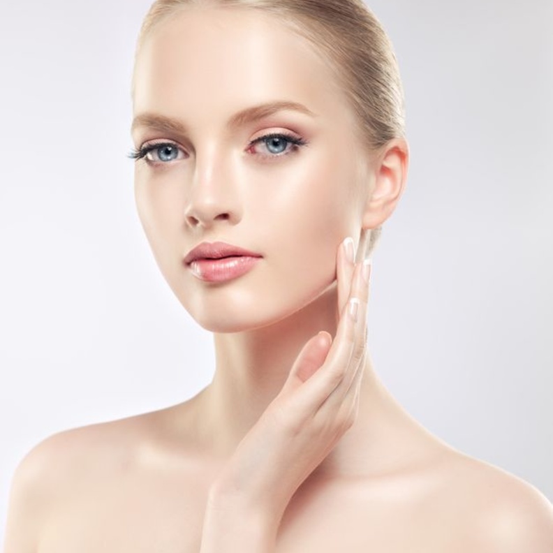 طريقة عمل ماسك الكركم لتفتيح البشرة وإزالة البقع بالخطوات