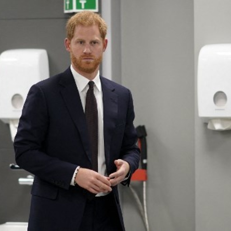 هل تستبعد ملكة بريطانيا الأمير هاري وطفليه من خط ولاية العرش؟