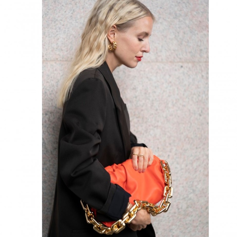 أحدث تنسيقات شنط اليد الملونة من اطلالات ستريت ستايل