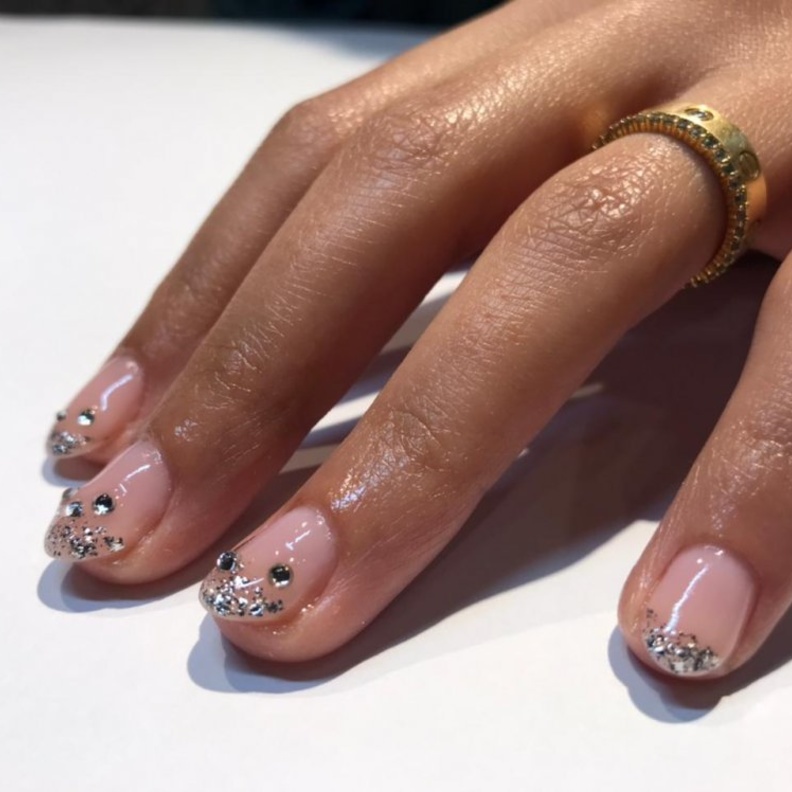 لوك فن أظافر بقطع كريستالية مناسب لسهرة المصدر Base & Boon