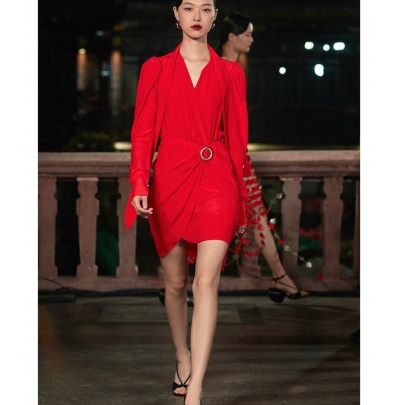 الأحمر مع لمسات الزهري بفستان ميدي شبابي من Angel Schlesser