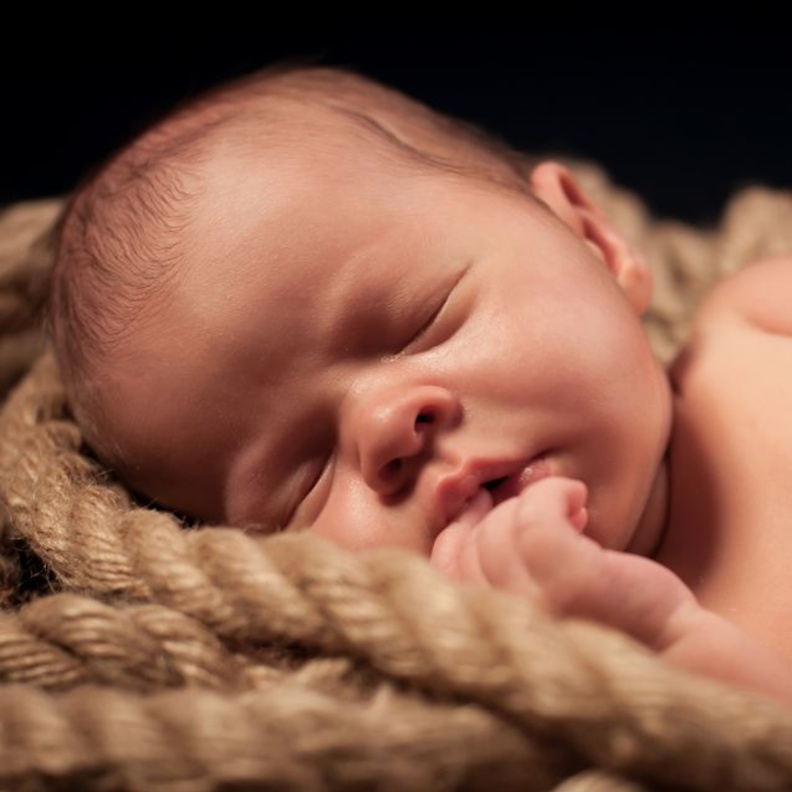 4 اسباب اساسية تؤدي الى تغير لون بشرة الطفل الرضيع