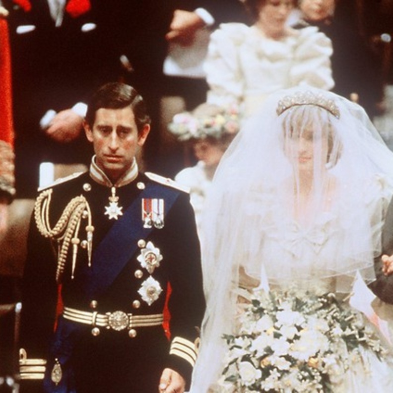 ما هي الأخطاء التي وقع فيها الأمير تشارلز والأميرة ديانا أثناء ترديد عهود زواجهما