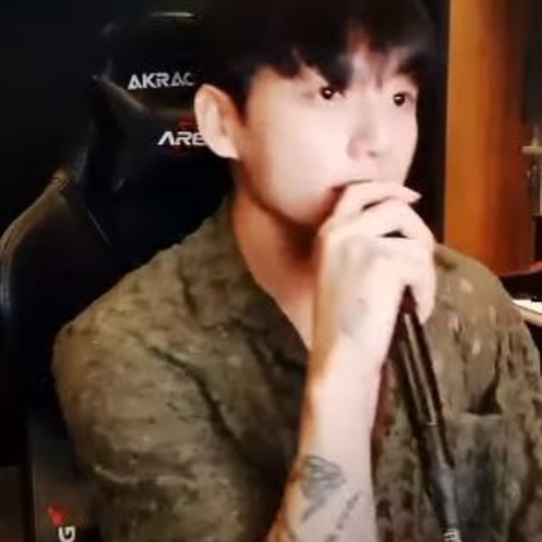 jungkook - الصورة مأخوذة من احد لقائاته على يوتيوب