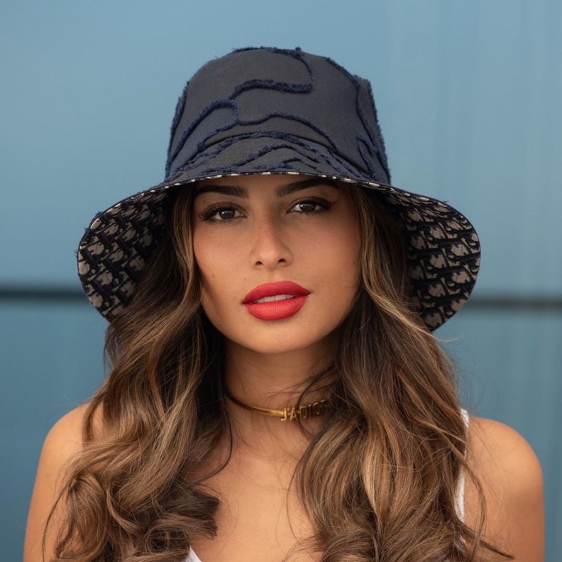  طلة لما العقيل بقبعة ديور قماشية المصدر انستقرام لما العقيل