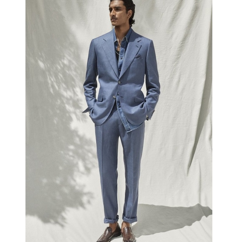 اللون الأزرق الجذاب بتصميم البدلة الراقية من Brioni
