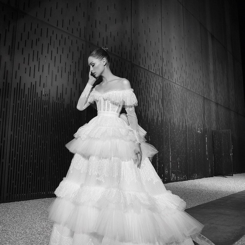 فساتين زفاف اوف شولدر طويلة@zuhairmurad