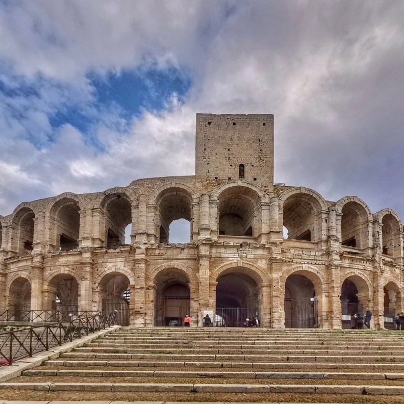  مدرج آرل من أهم المعالم الرومانية في المدينة بواسطة snail_makes_art