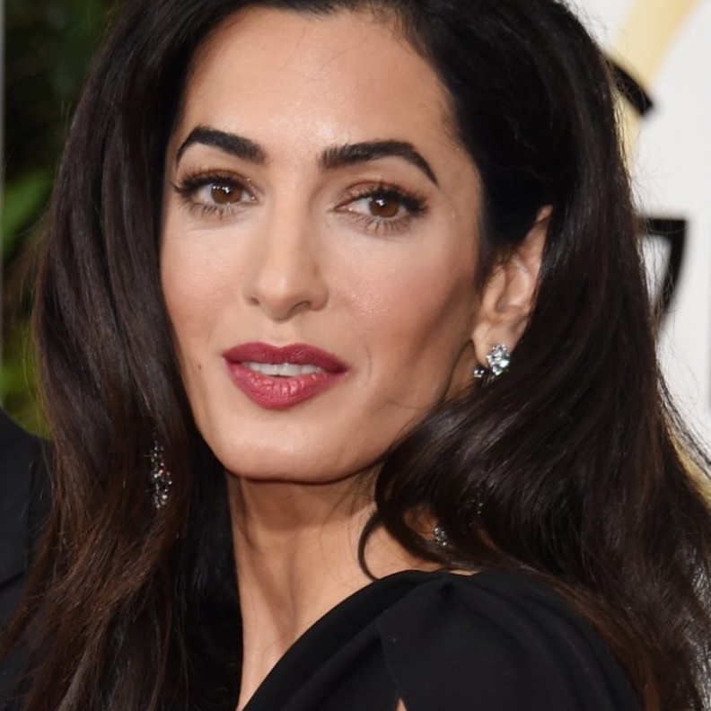 اطلالات امل كلوني الجمالية مع الظلال البراقة