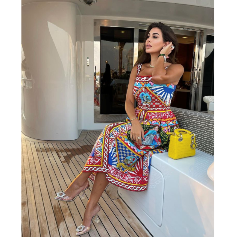 فستان ميدي ضيق من دولتشي أند غابانا نسّقت معه البلايزر باللون الأزرق