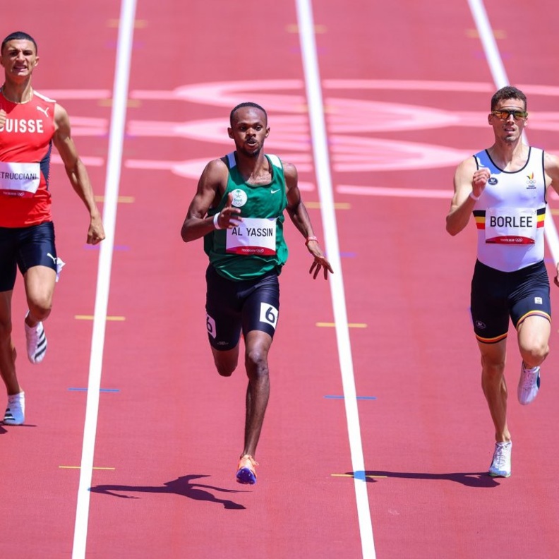 إشارة النصر من  العدّاء السعودي مازن الياسين