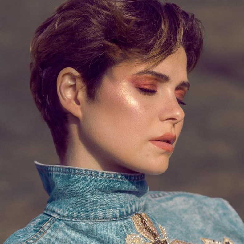 تسريحة الشعر البيكسي ليسرا اللوزي