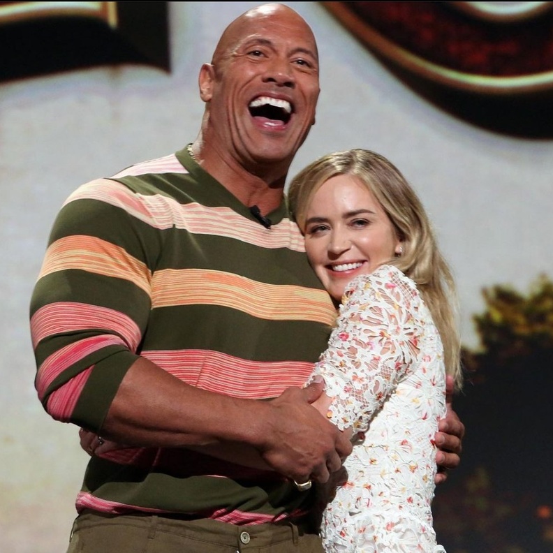 ذا روك و ايميلي بلانت_ الصورة من حساب فيلم Jungle Cruise على إنستجرام