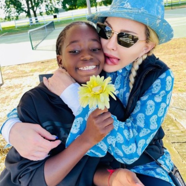 مادونا وابنتها إستير_ الصورة من حساب مادونا على إنستجرام