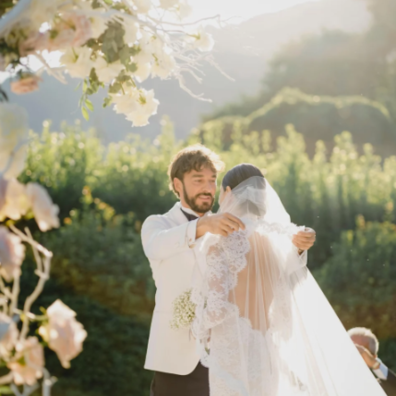  العروسين خلال الحفل- من موقع ياهو