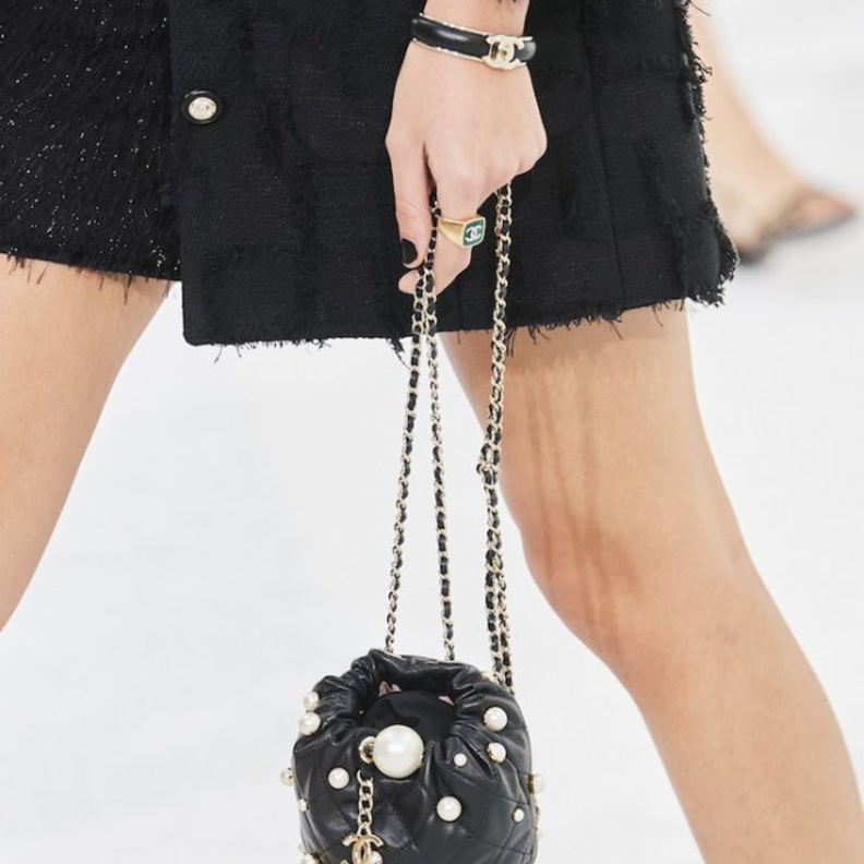 قصّة الكلاتش من الجلد الفاخر مع اللمسات البراقة بحقيبة من Balmain