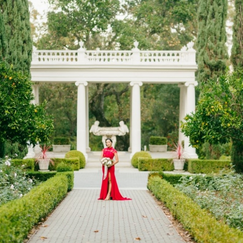  لماذا إختارت عروس الفستان الأحمر لزفافها؟-unsplash