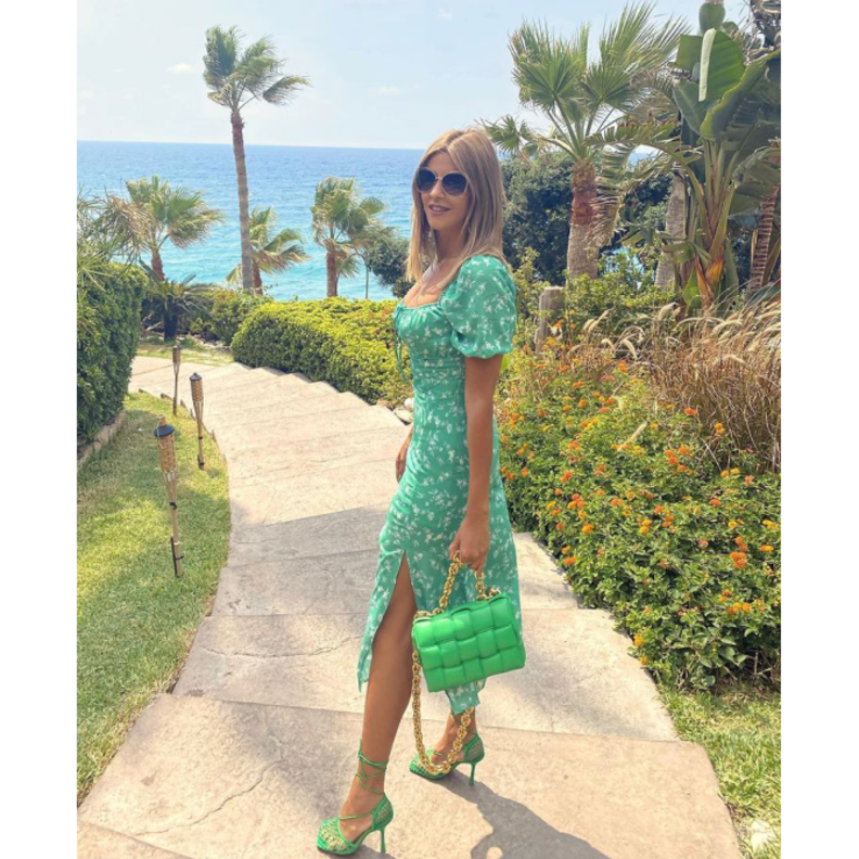 إختارت الفستان المزيّن بنقشات الورود نسّقت معه حقيبة Bottega Veneta وصندلاً باللون نفسه