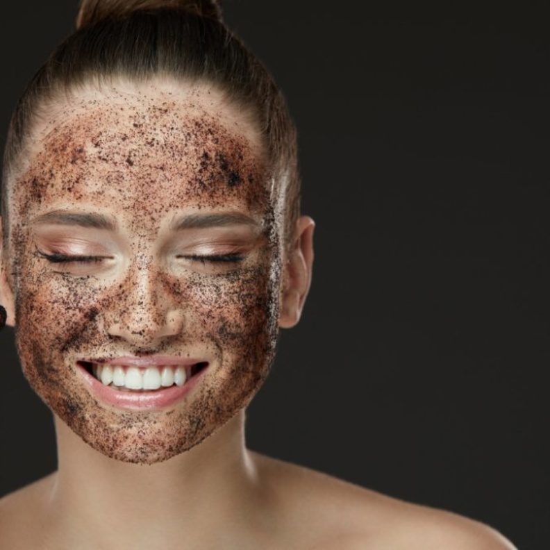 ماسك تقشير الوجه بالقهوة يمنحك بشرة نضرة ومتوهجة ويقلل من ظهور التجاعيد