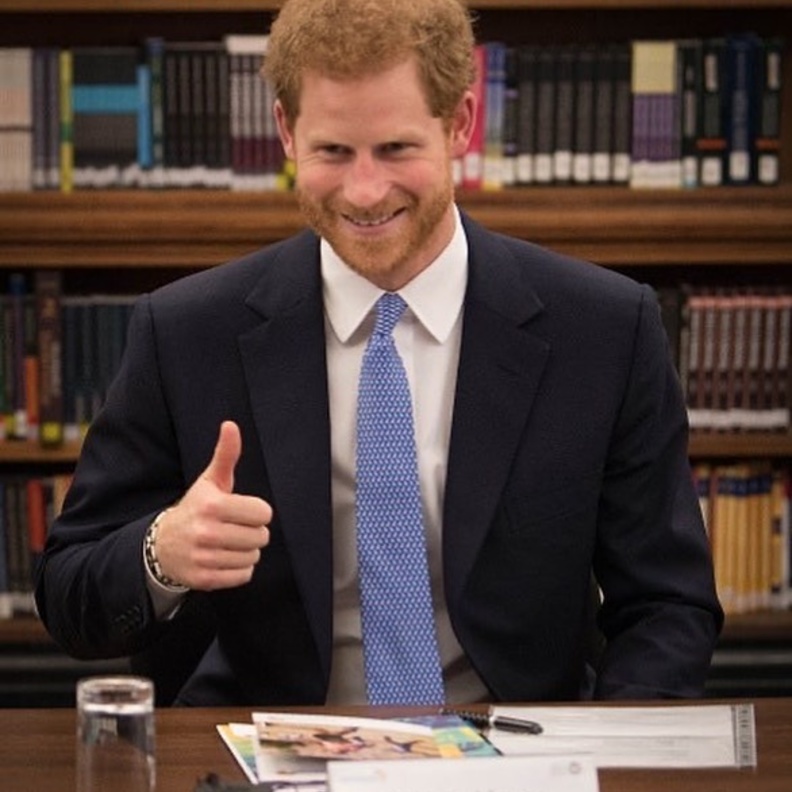 الأمير هاري فاجأ العائلة المالكة بالإعلان عن كتابه