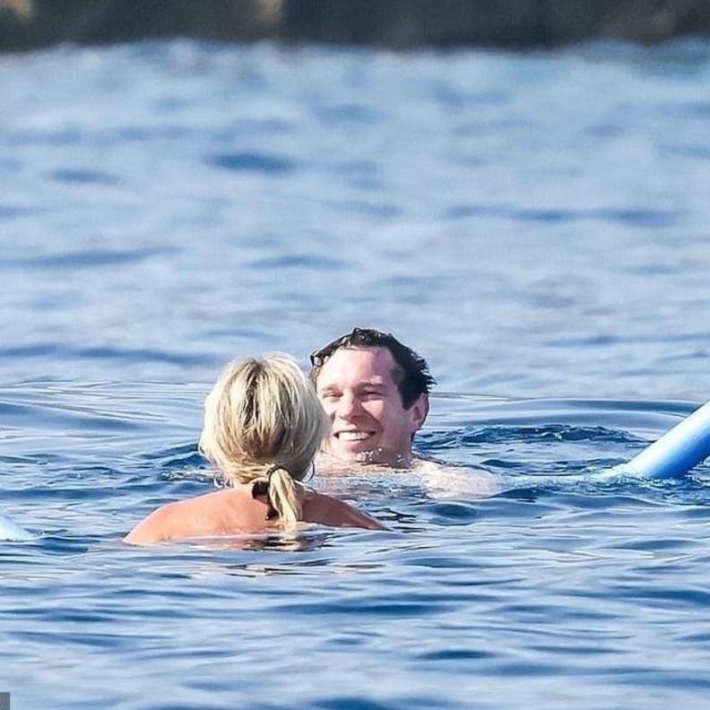 زوج الأميرة يوجين تثير الجدل بعد ظهوره في جزيرة كابري بصحبة 3 نساء