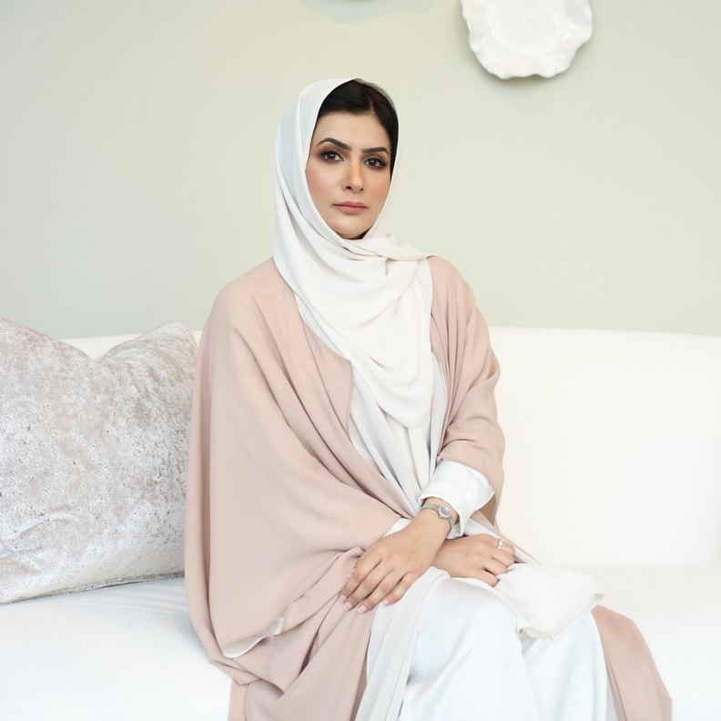 حوار مجلة "هي" مع المصممة الإماراتية هاجر عبدالله الطنيجي