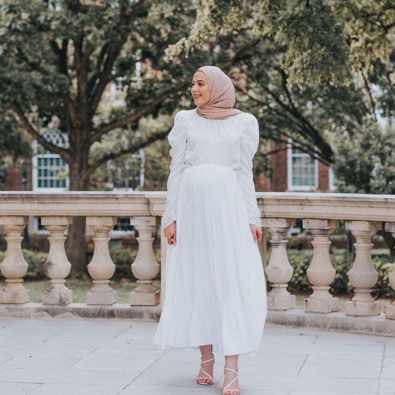 فساتين حوامل محجبات بيضاء مستوحاة من اطلالات الفاشينيستا لينا أسعد